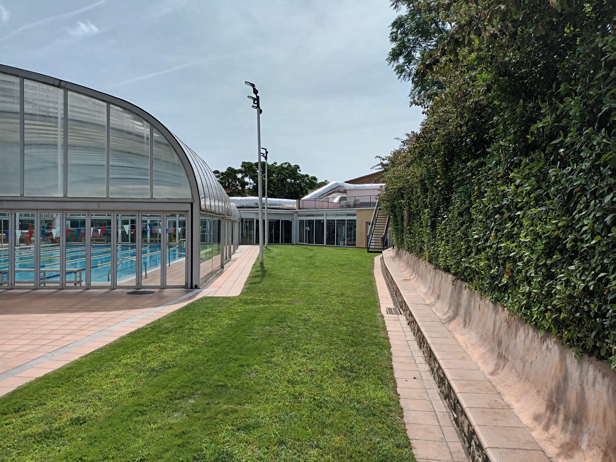 La Piscina municipal es prepara per a la temporada d'estiu